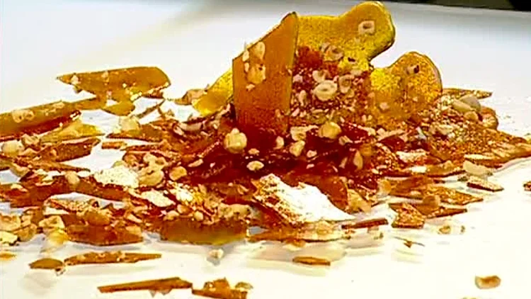 שברי קרמל ואגוזי לוז מתוך התוכנית של אהרוני 16.3.2011