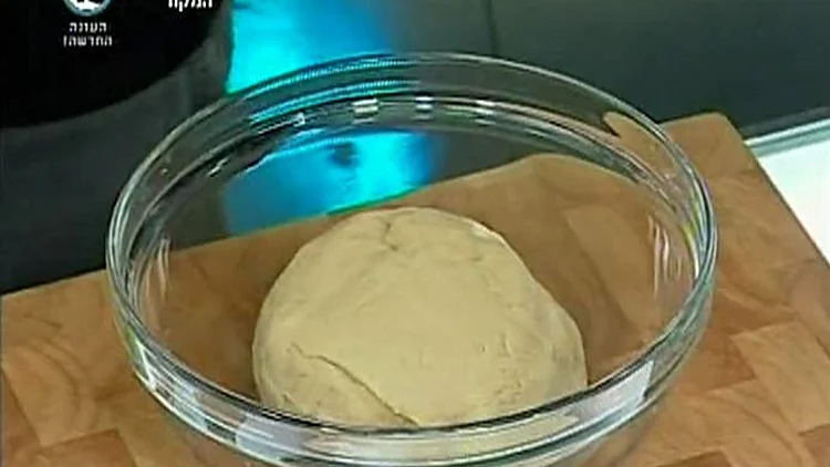 אהרוני מכין בצק שמרים