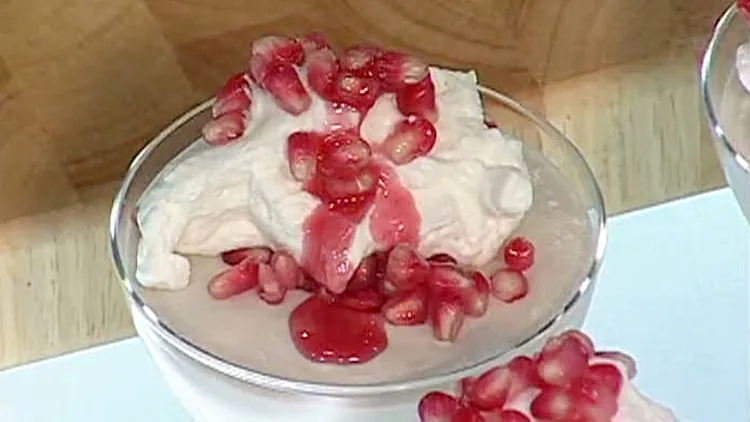 אהרוני מכין מוס רימונים