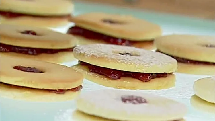 אהרוני מכין עוגיות ריבה