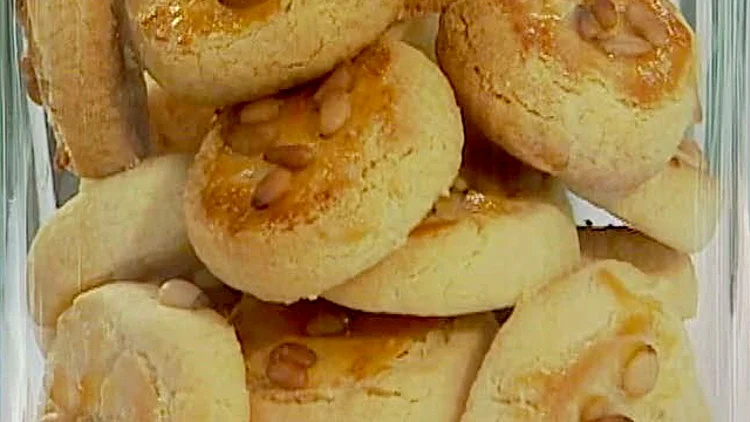 אהרוני מכין עוגיות חמאה