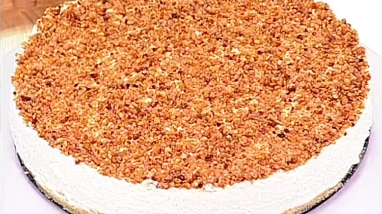 אהרוני מכין עוגת גבינה קרה ללא אפיה