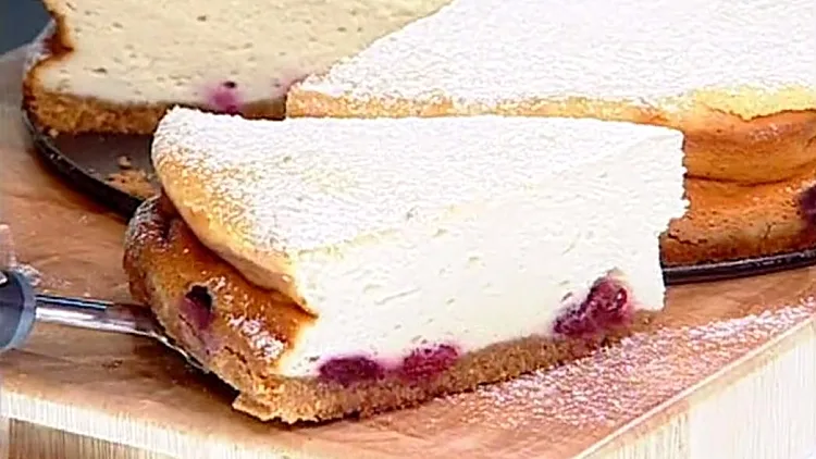 אהרוני מכין עוגת גבינה עם דובדבנים