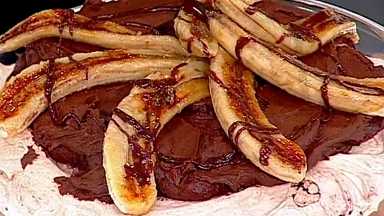 אהרוני מכין מרנג עם קרם שוקולד ובננות