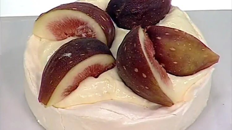 אהרוני מכין מרנג עם קרם לימון ותאנים