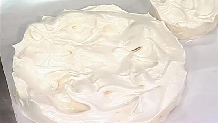 אהרוני מכין מרנג