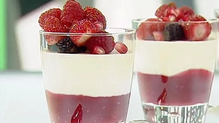 אהרוני מכין מוס גבינה עם רוטב פטל ופירות אדומים