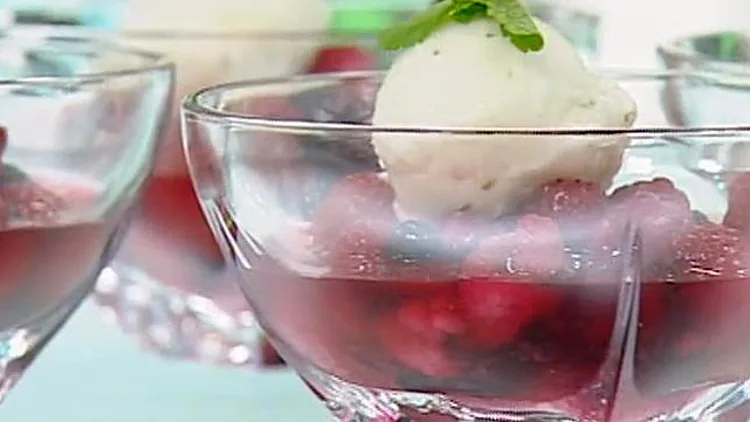 אהרוני מכין מרק פירות אדומים עם סורבה