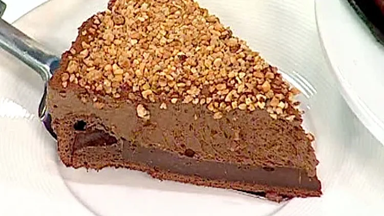 אהרוני מכין עוגת מוס שוקולד