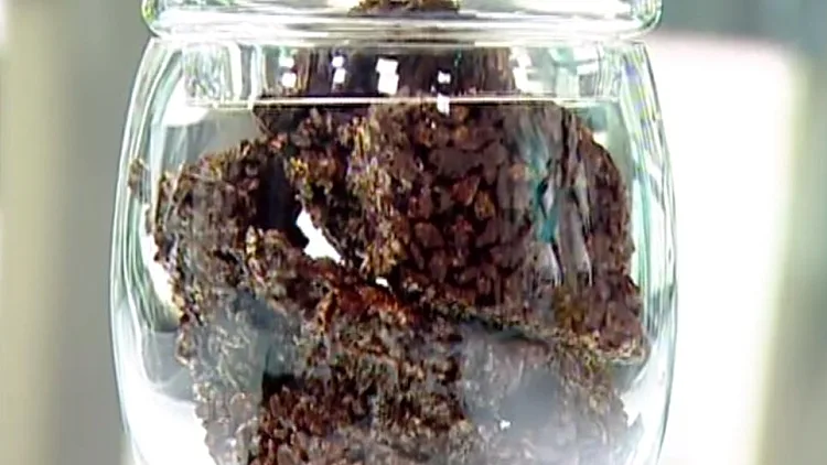 אהרוני מכין חטיפי שוקולד פצפוצים