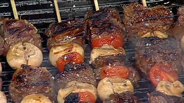 אהרוני מכין שיפודי נתח קצבים עם פטריות