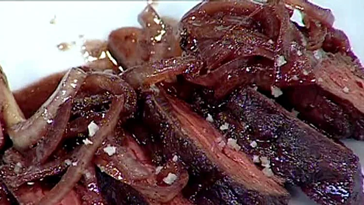 אהרוני מכין נתח קצבים ביין אדום