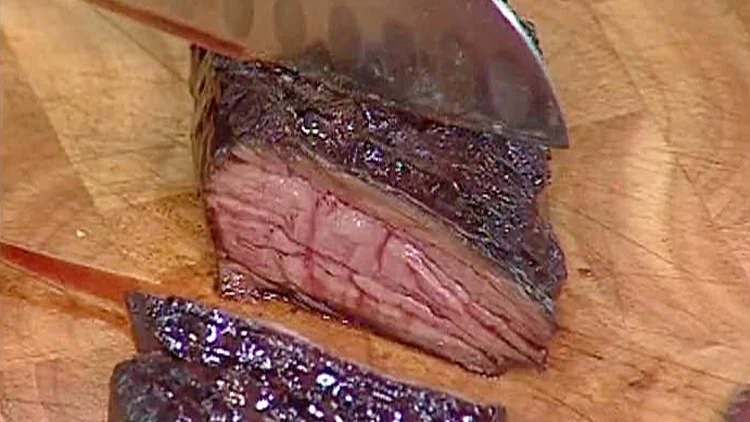 אהרוני מכין נתח קצבים צרוב