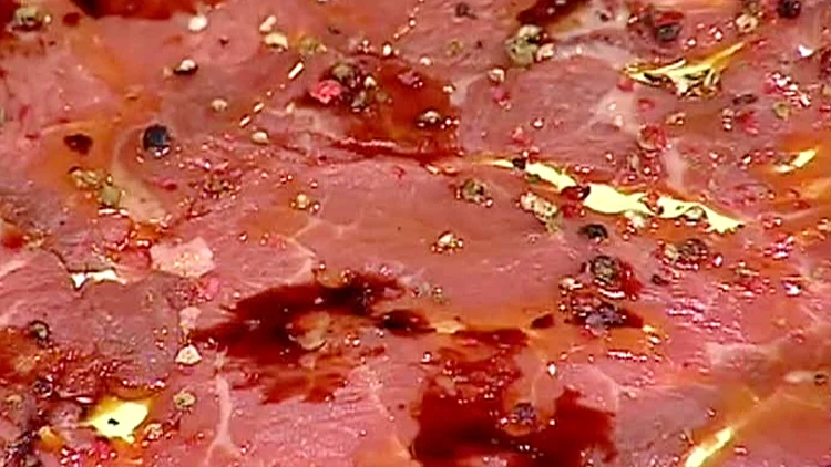 אהרוני מכין קרפצ'ו בקר