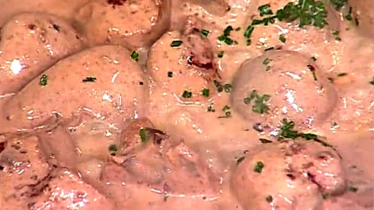 אהרוני מכין כליות עגל חלב