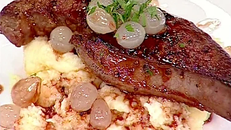 אהרוני מכין כבדי עגל עם פירה