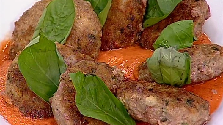 אהרוני מכין קציצות טלה עם ארטישוק ורוטב עגבניות