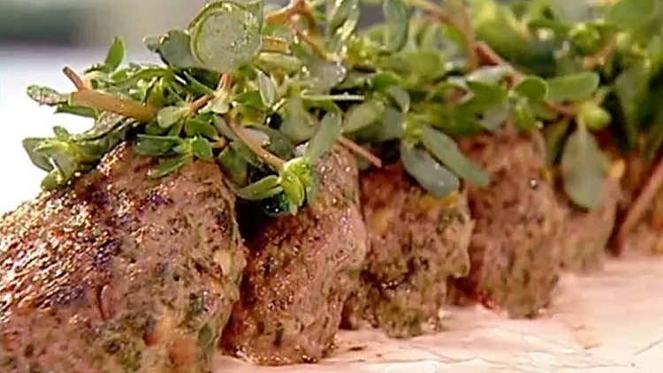 אהרוני מכין קבב מבשר טלה טחון