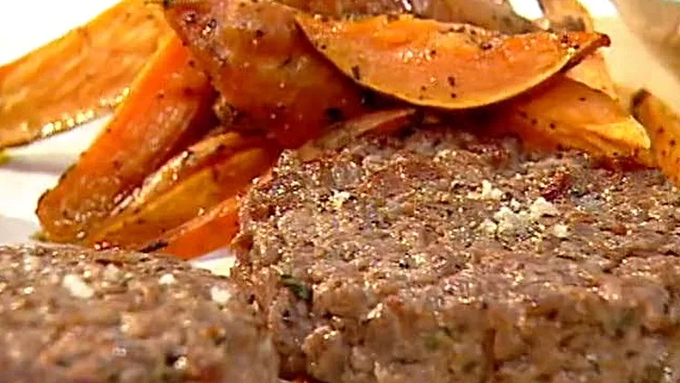 המבורגר סינטה עם רצועות בטטות