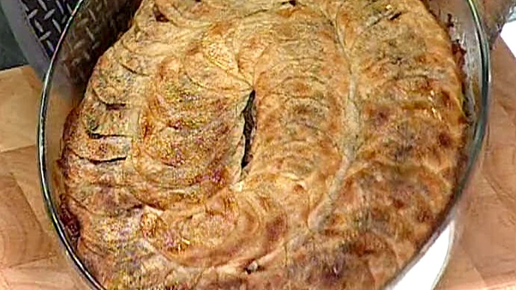 מאפה בשר טחון עם ריבת בצל וציפוי תפוחים במייפל