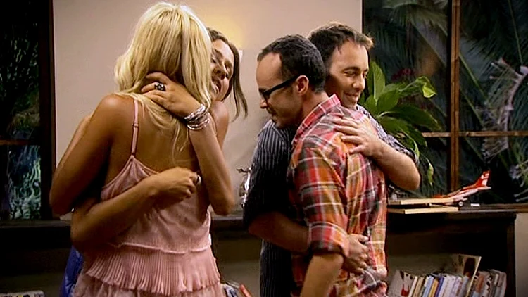 ירון, ענבל, סהר וברברבאום מתחבקים בחדר הניפוי, היפה והחנון 2, פרק 16