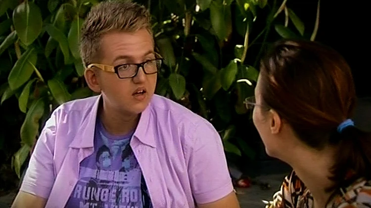 אלכס מסתכל על החנונית, היפה והחנון, עונה שנייה, פרק 15