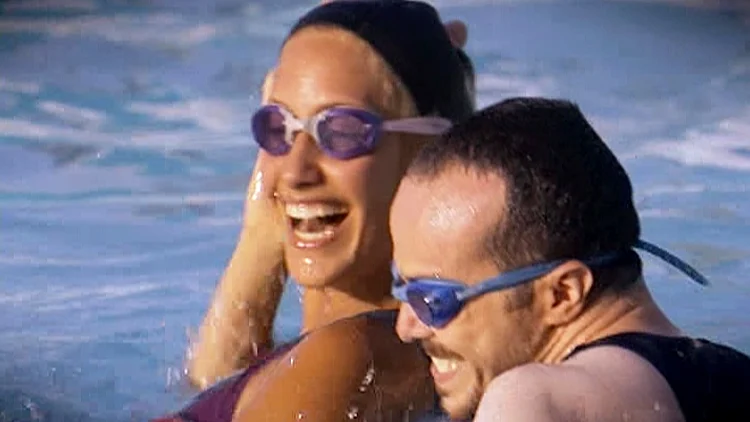 סהר ומאור ברברבאום בבריכה, מתוך התוכנית "היפה והחנון 2", פרק 12