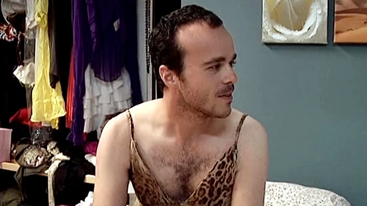 מאור ברברבאום לבוש בשמלה מנומרת מתוך לקט פרק 12 היפה והחנון 2