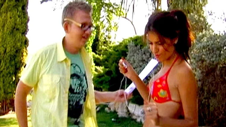 אלכס וליטל רוקדים, מתוך פרק 11, היפה והחנון 2