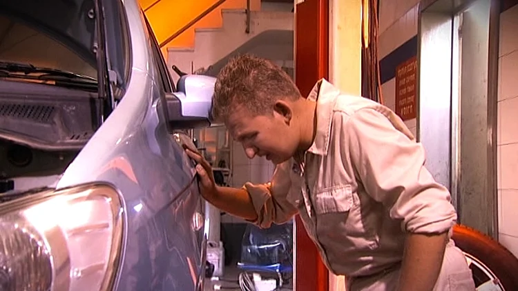 אלכס מתקן מכונית מתוך פרק 10 היפה והחנון 2