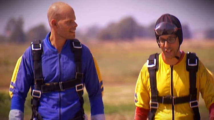 אור וזורנזון בדרך לצניחה חופשית מתוך משימת הבנים, פרק 10, היפה והחנון 2