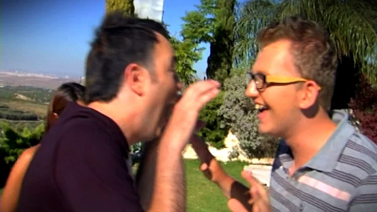 אלכס וירון שואגים אחד על השני, מתוך פרק 9, היפה והחנון