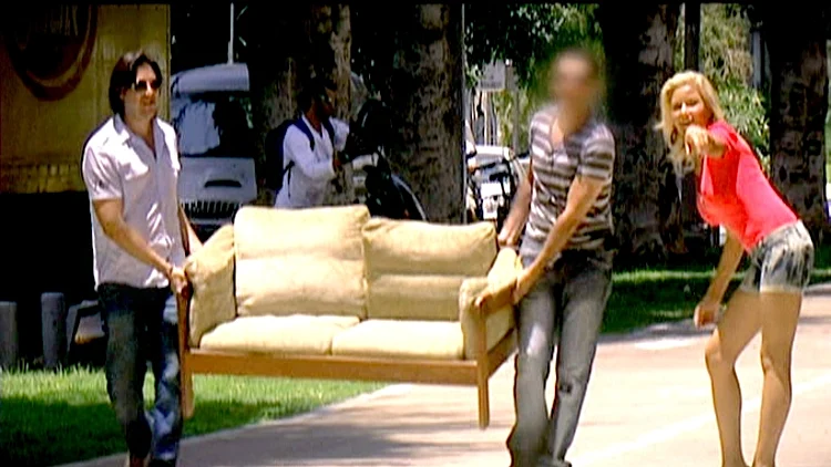 איב מכוונת שני גברים שנאותו לעזור לה במשימה מתוך היפה והחנון 2 פרק 8