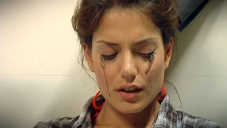 ליטל בוכה, מסקרה נוזלת מתוך פרק 5, 7.12.10