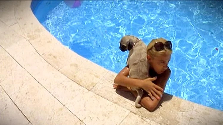 חופית וסטייסי מתחבקות, מתוך פרק 2