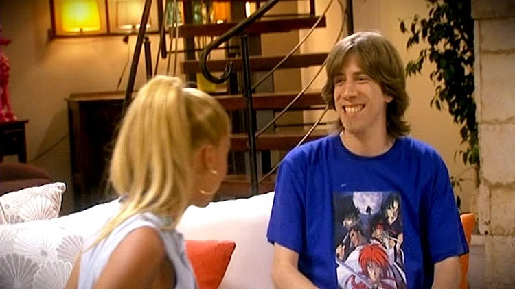 שגיא ולימור יושבים מתוך הפרק ה1 של היפה והחנון 2