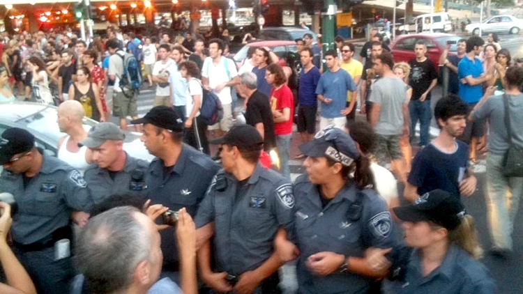 הפגנה בעירייה נגד פינוי האוהלים בת"א