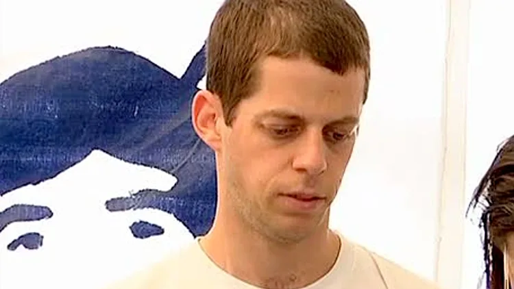 משפחת שליט עומדת בצפירת יום הזיכרון לחללי מערכות ישראל באוהל המחאה