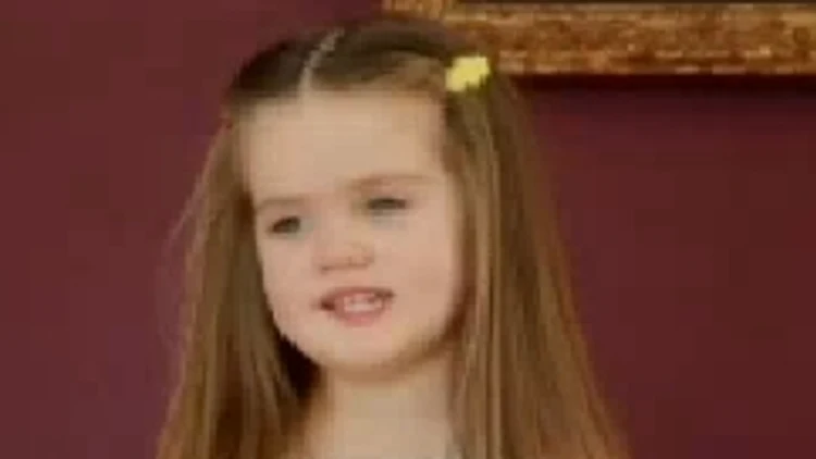 ילדה בת שלוש שרוצה לתרום את השיער שלה לחולי סרטן