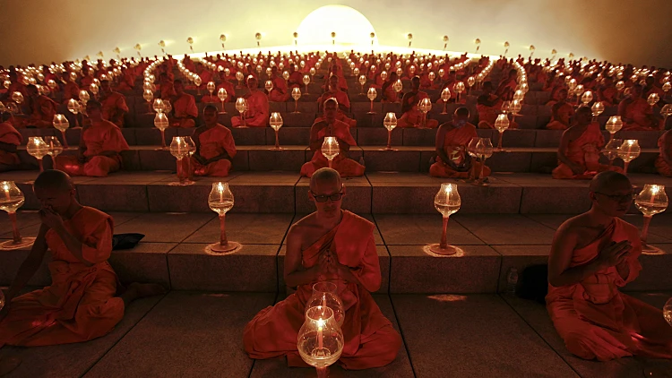 נזירים מתפללים