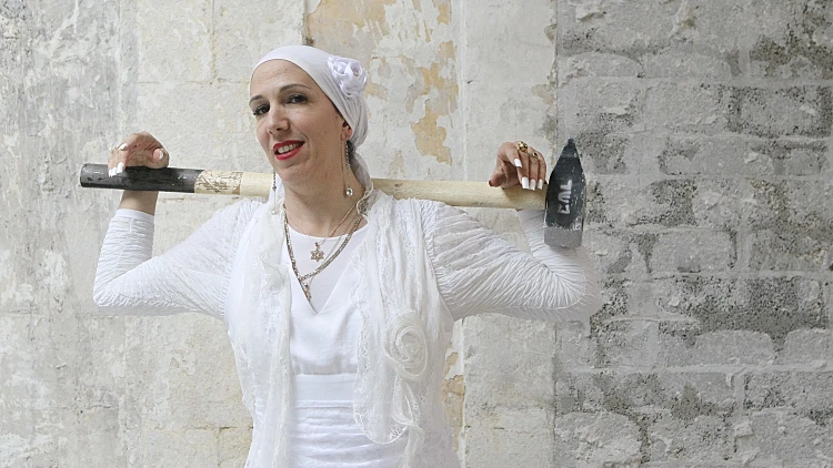 לירית בלבן המגלמת את נעמי כפית ב"הבורר" בחיקוי לקליפ של מיילי סיירוס