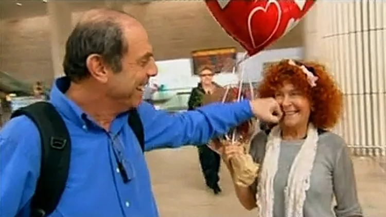 ציפי שביט מקבלת את פניו של ספי ריבלין בשדה התעופה מתוך הסרט הדוקומנטרי "לא מוכן לשתוק" על ספי ריבלין