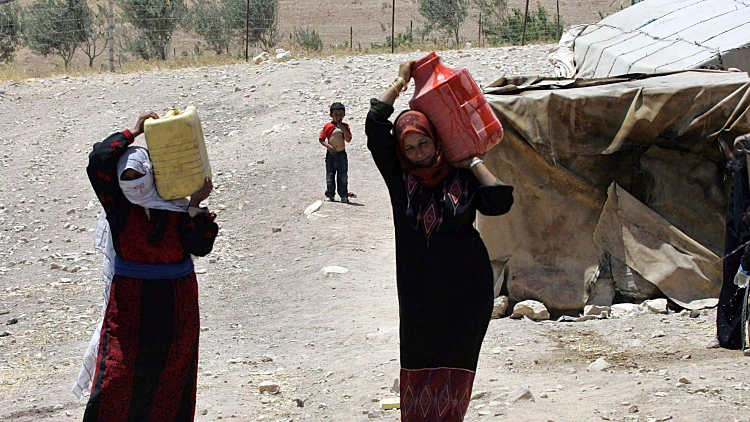 נשים בדואיות סוחבות מים