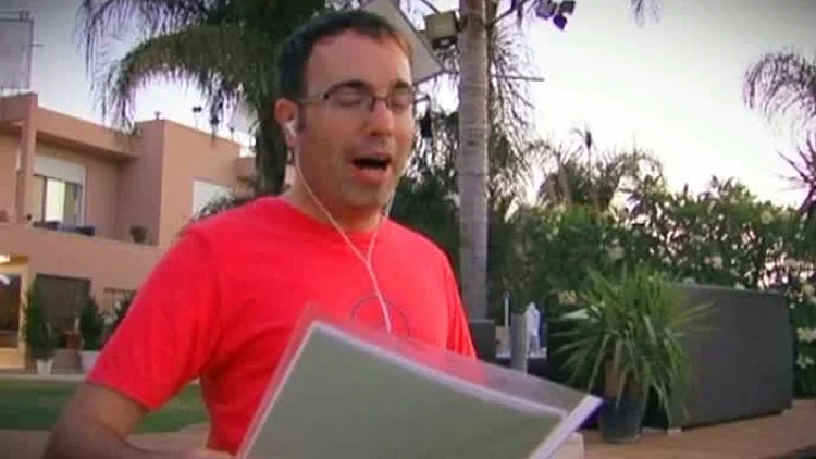 ירון מתכונן למשימת ההופעה, מתוך התוכנית היפה והחנון, עונה שנייה