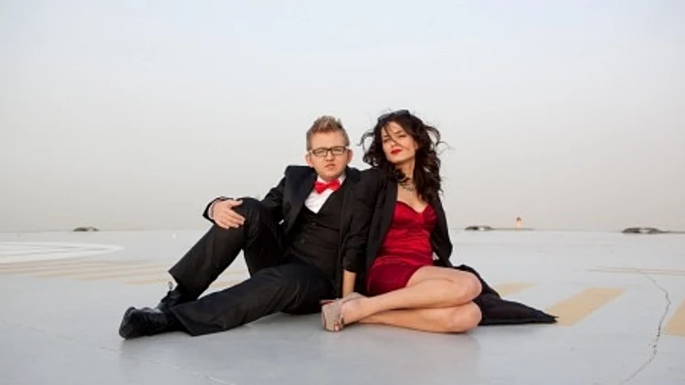 היפה והחנון - אלכס ומיכל מטיילים בשוק ומצלמים תמונות פרומו. להשתמש מ-03.03.2011