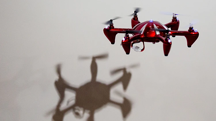 צלו של רחפן המוצג בתצוגת רחפנים ביפן