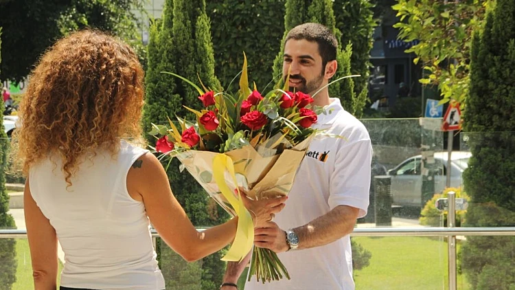 "ההבטחה" הגדולה של גט טקסי: זר פרחים גנרי בסרט נע לכל דורש