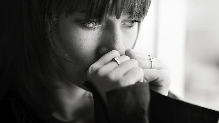 נערה בדיכאון ליד החלון