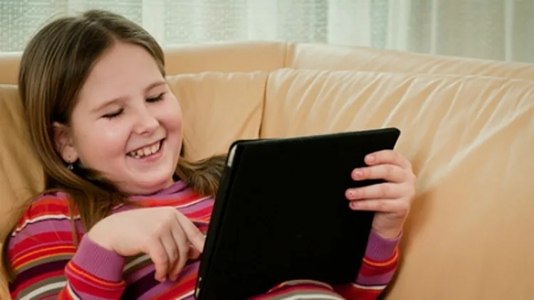ילדה עם טאבלט