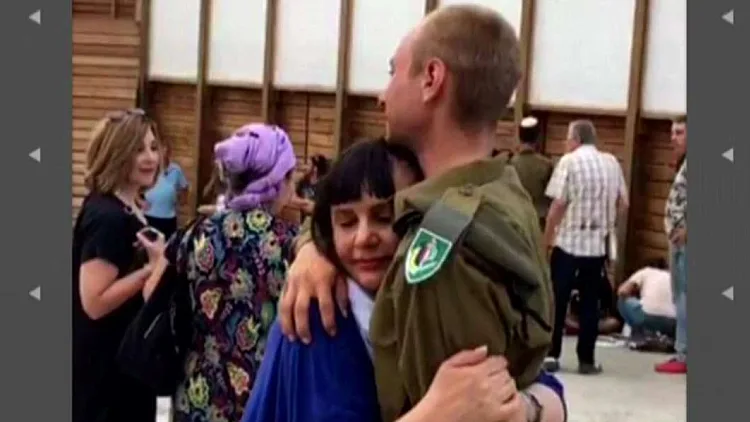 זוקה באזוב, לוחם נח"ל, ואמו תמרה